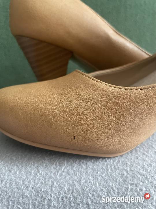 Kremowe buty na obcasie