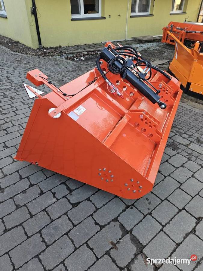 Samozaładowcza Posypywarka piasku 2m na Tuz Pozostałe Mroczków Duży sprzedam
