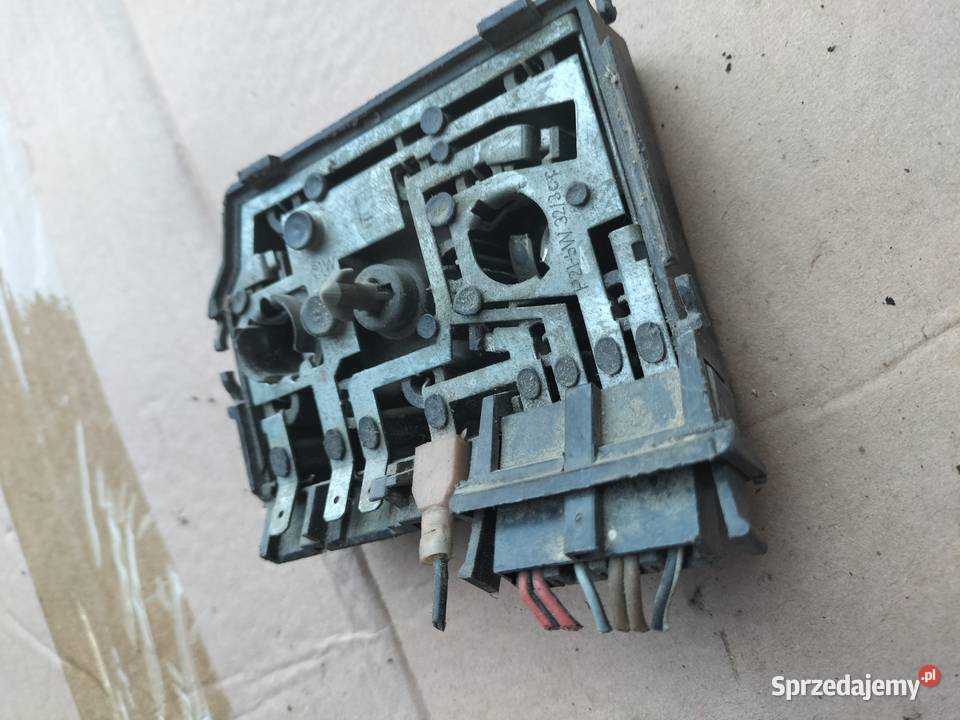 AUDI 80 B4 WKŁAD GNIAZDO ŻARÓWEK LAMPY LEWY TYŁ Pozostałe Kamień-Kolonia