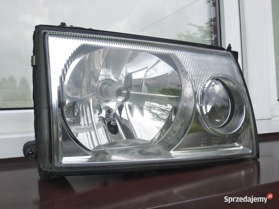 Nissan Terrano II 2 LIFT FL lampa przednia prawa Sieradz