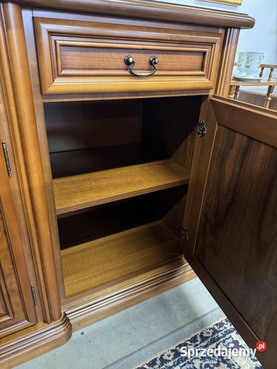 Drewniana komoda na cokole z trzema szufladami i warmińsko-mazurskie Ełk