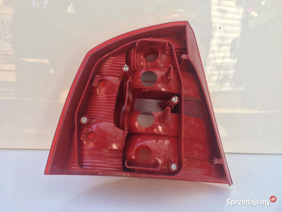 SKODA OCTAVIA 2 PRAWA LAMPA TYŁ HB Lampy tylne Ostroróg