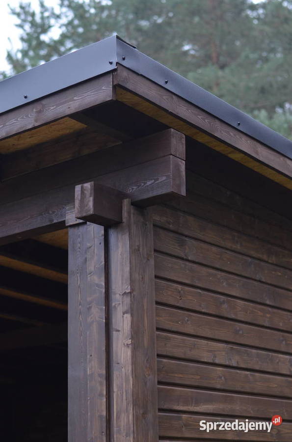 Wiata garażowa z drewnianymi ścianami