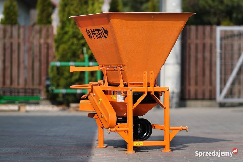 Rozsiewacz nawozów MOTYL N031M z przystawką POM Tajęcina