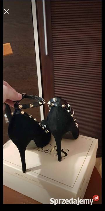 Szpilki z ćwiekami i paskiem na kostce buty na Sanok