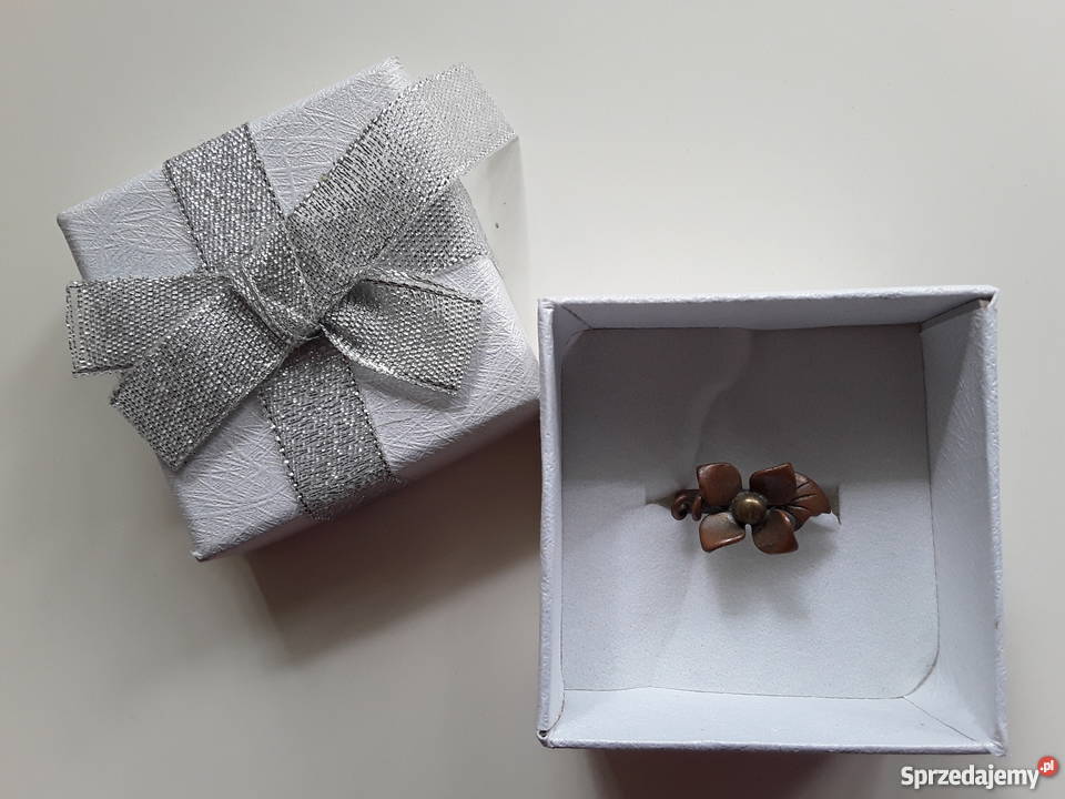 Pierścionek z brązu z motywem kwiatowym 149 mm Warszawa