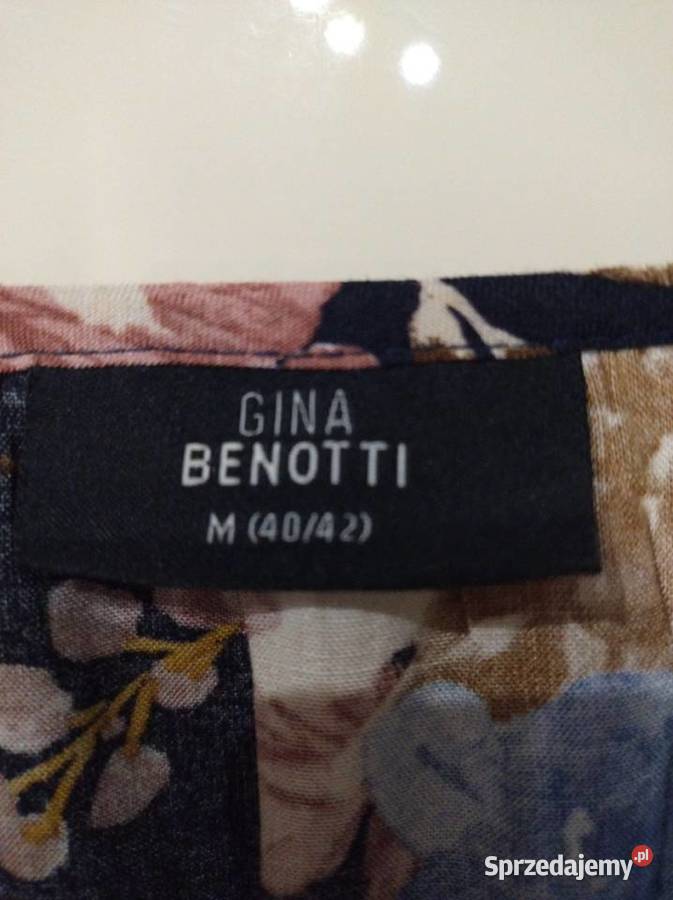 Sukienka w kolorze czarnym z nadrukiem z