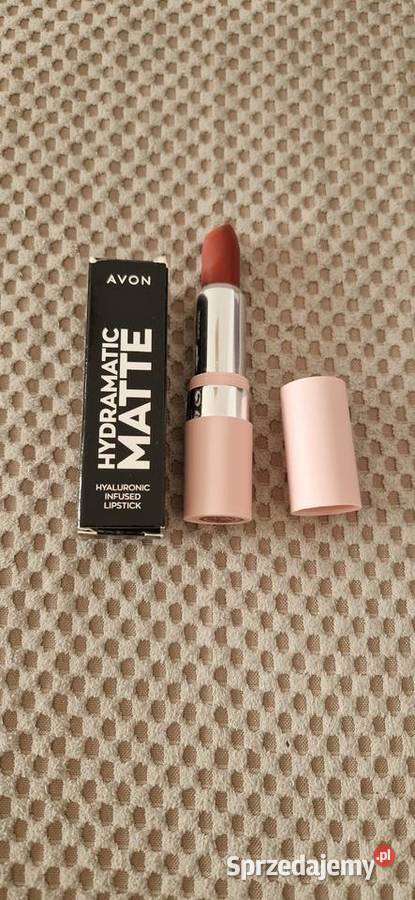matowa szminka do ust z kwasem hialuronowym Avon
