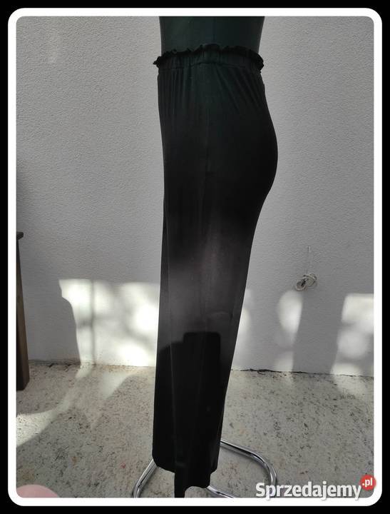 Czarna dopasowana spódnica na gumce z rozcięciem Płock