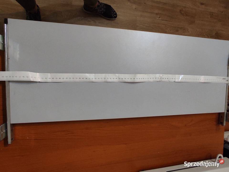 Szara półka z szyną na klawiaturę pod biurko