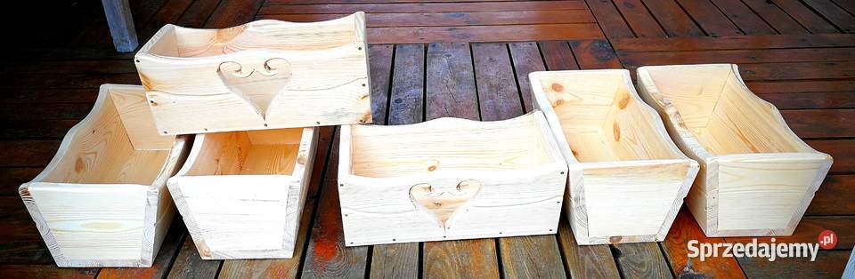 Donica drewniana z motywem serca kwietnik Radków