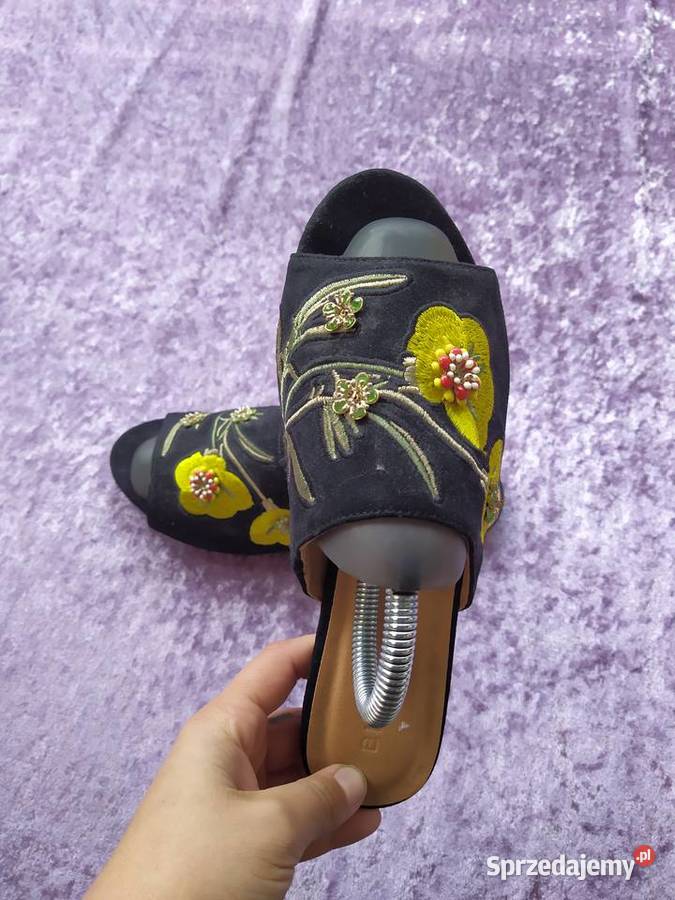 bianco nowe śliczne klapki z haftowanymi