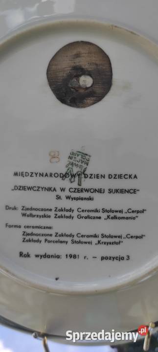 WAWEL DZIEWCZYNKA W CZERWONEJ SUKIENCE STAW