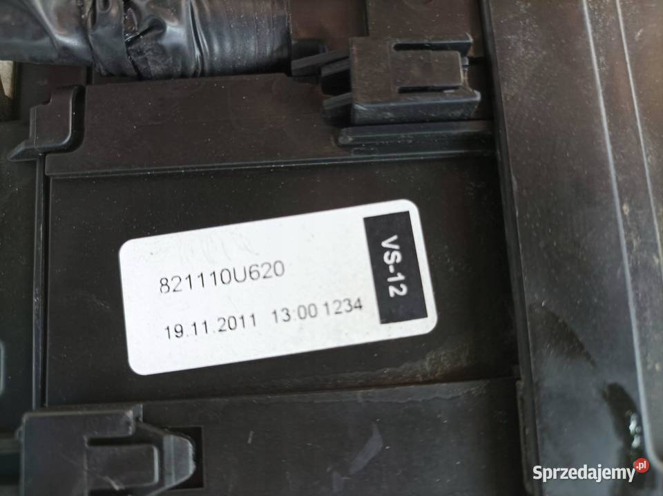 SKRZYNKA BEZPIECZNIKÓW 821110U620 13 B Toyota