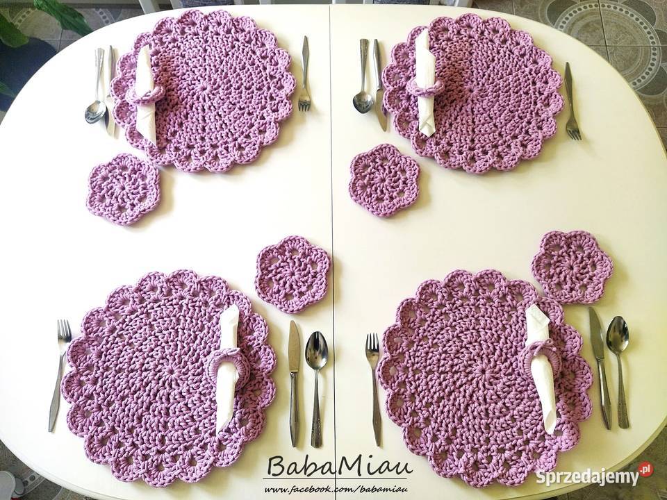 Zestaw stylowych podkładek pod talerz kubek