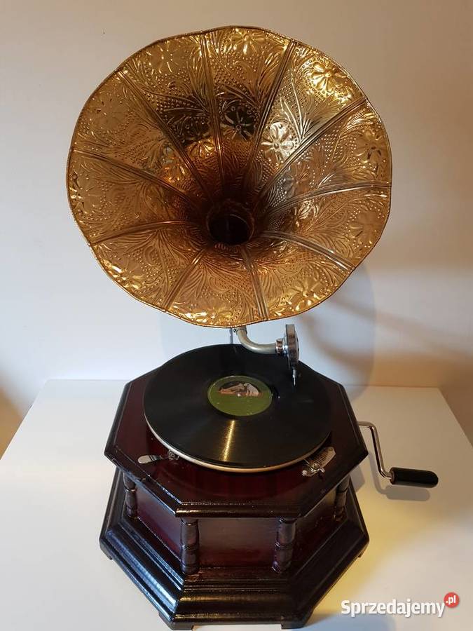 Gramofon z mosiężną trąbą nakręcany na korbkę podkarpackie