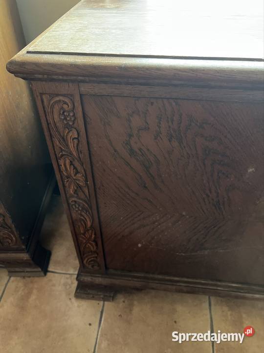 Komoda dębowa z pięknymi pasami rzeźb na pasach