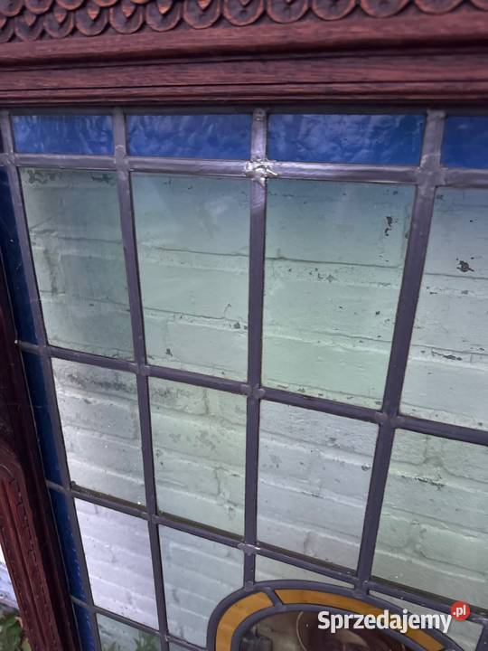 Stary kościelny witraż oprawiony w drewno z Długopole-Zdrój