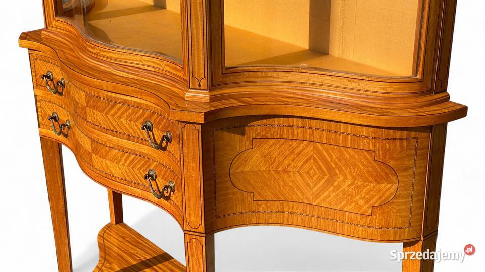Jasna serwantka z szufladami w stylu Hepplewhite Gryfice