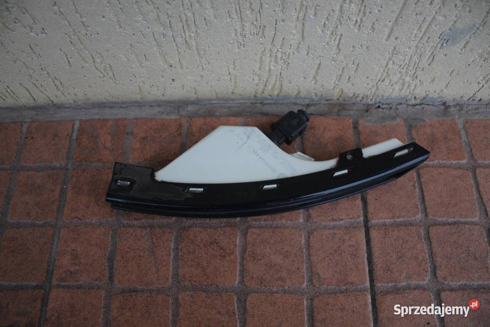 KIERUNKOWSKAZ ZDERZAKA LEWY LC9X VW PASSAT B6