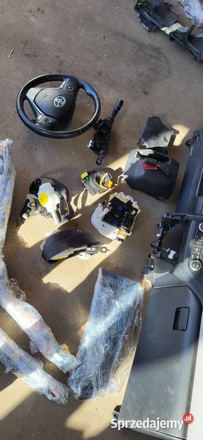 Sprzedam deske rozdzielczą Toyota Auris 2016r Narol sprzedam
