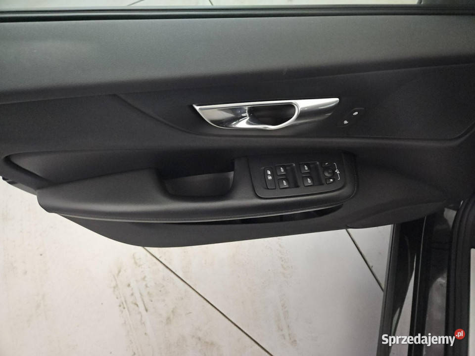Volvo V60 B4 D Momentum Z Polskiego Salonu czarny Warszawa