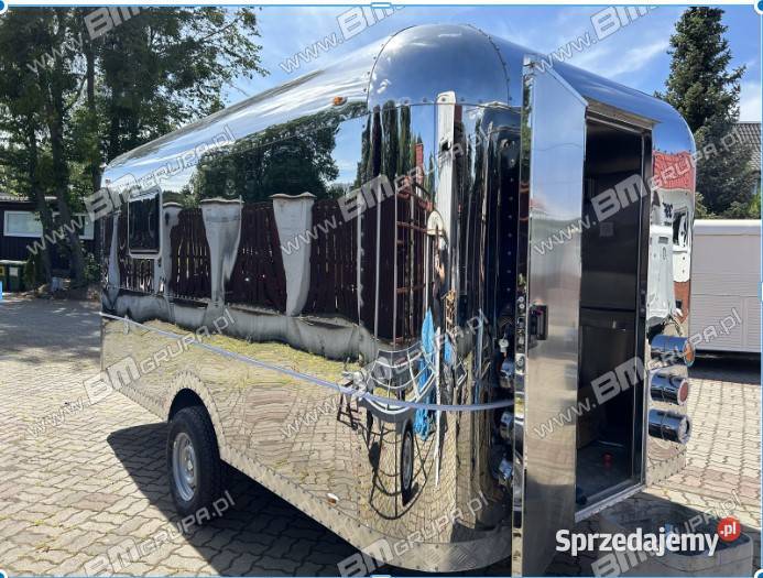 Przyczepa Airstream z efektem lustra mobilna