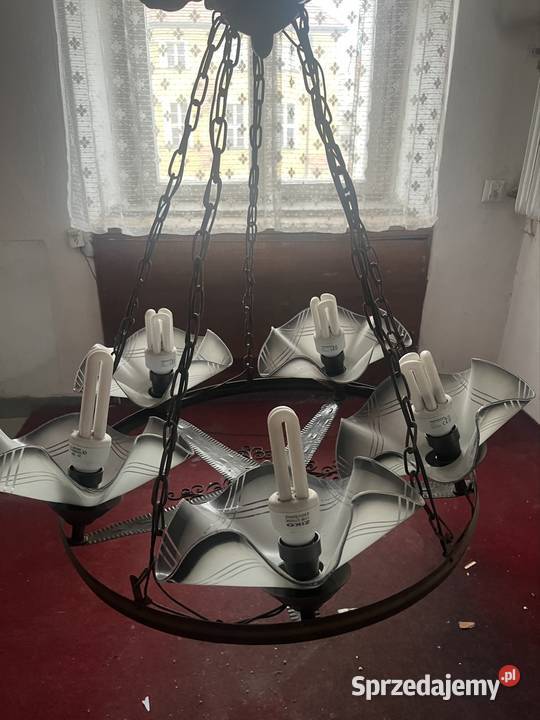 żyrandol w stylu vintage pochodzi z okresu PRL