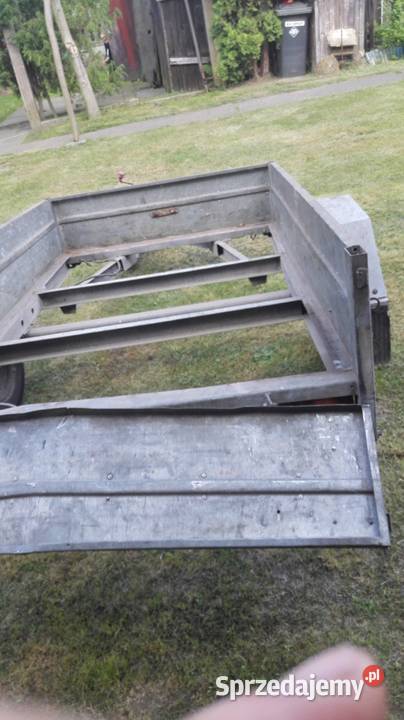 Uszkodzona przyczepka z dokumentami