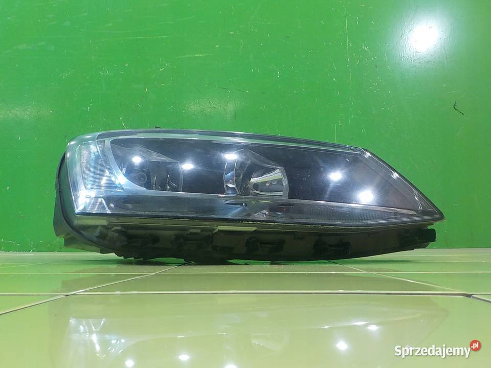 VW JETTA VI 14 TSI 12r SEDAN 4D lampa prawa
