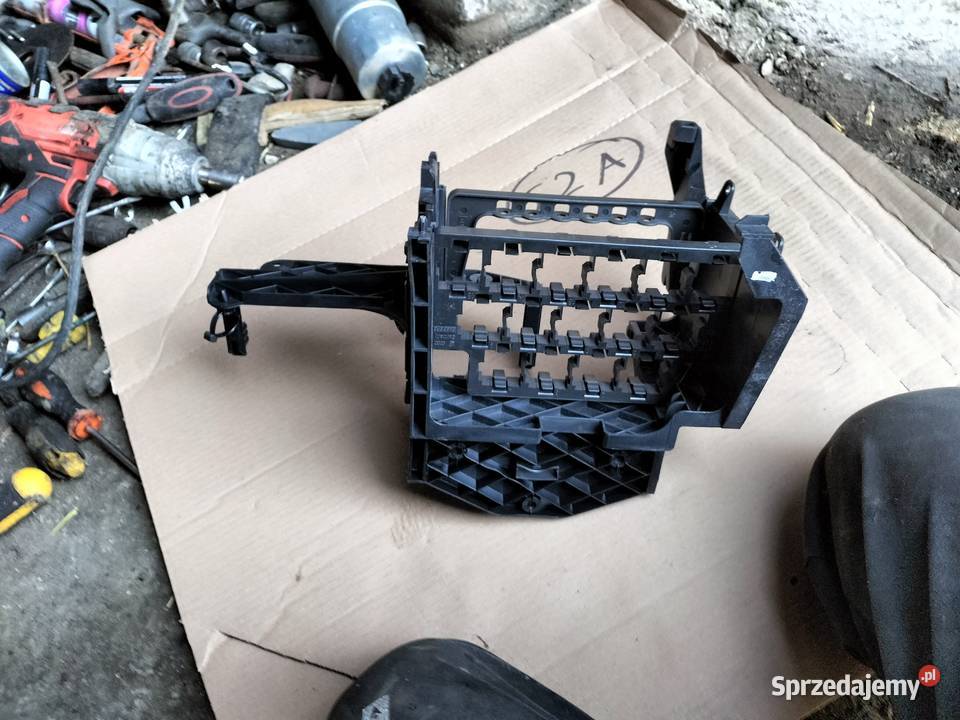 VW POLO MK4 9N 12 UCHWYT SKRZYNKA PRZEKAŹNIKÓW Kamień-Kolonia