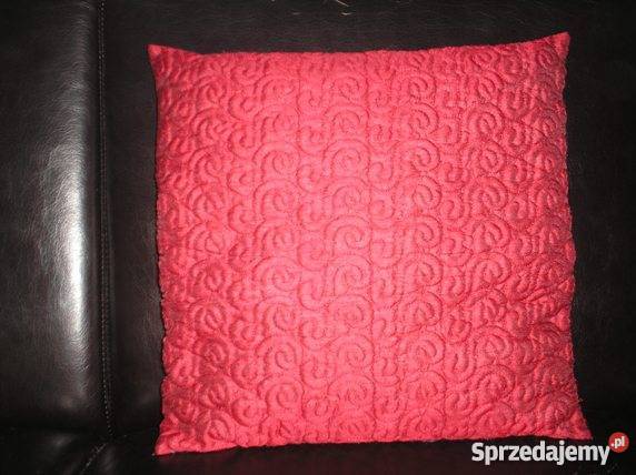 Używana poduszka z pikowaną wiśniową poszewką 43