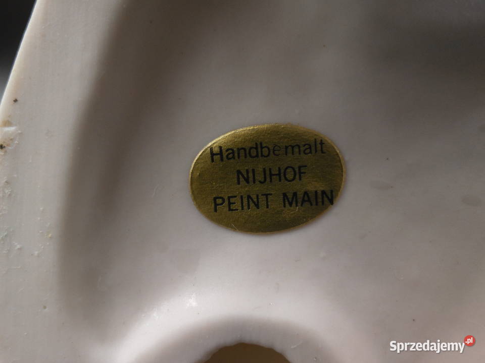 Ceramiczna figurka przedstawiająca dziewczynę z Porcelana i szkło wielkopolskie Raszków