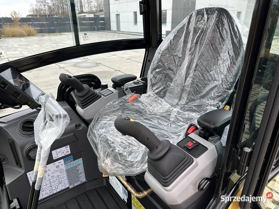 FABRYCZNIE NOWA MINIKOPARKA CATERPILLAR 302 CR Rok produkcji 2025 Motoryzacja