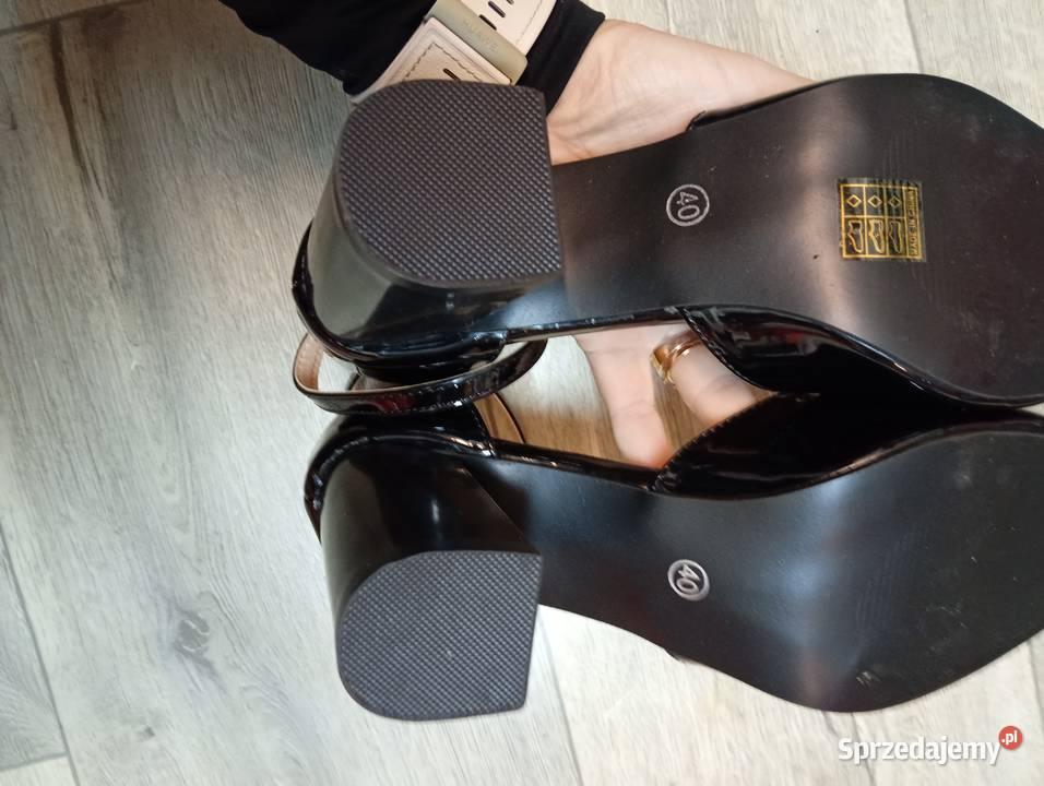 40 Czarne czółenka wieczorowe z zapięciem Nowe Kraków