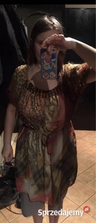 Kolorowa sukienka mgiełka z paskiem i aplikacją