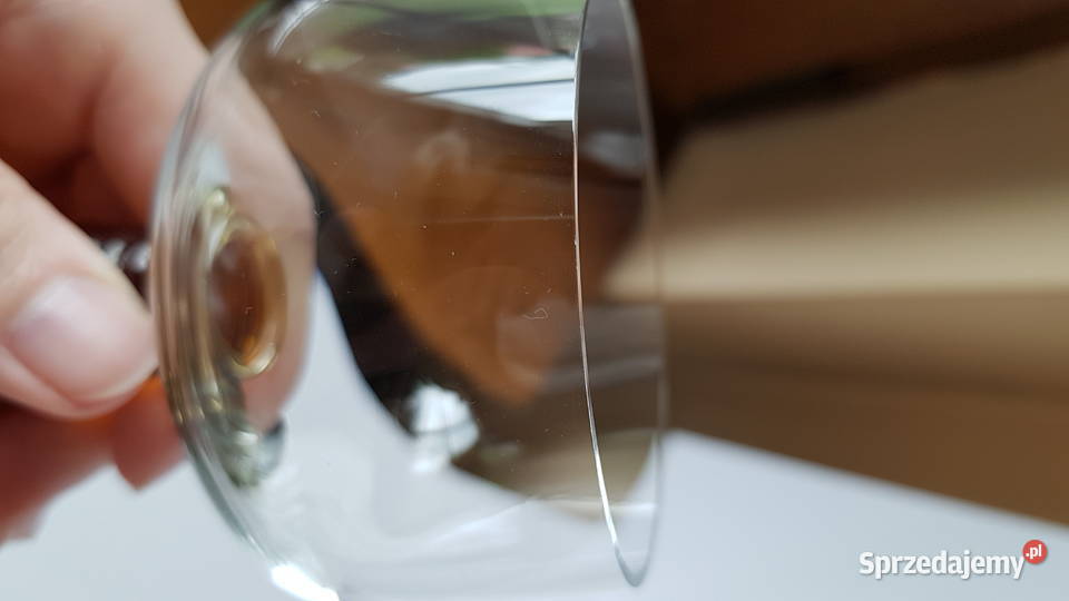 Stare szklane kieliszki do wina alkoholu z