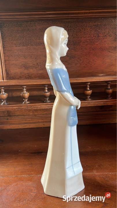 Figurka dziewczyny koszykiem Bez sygnatury Wys Gdańsk