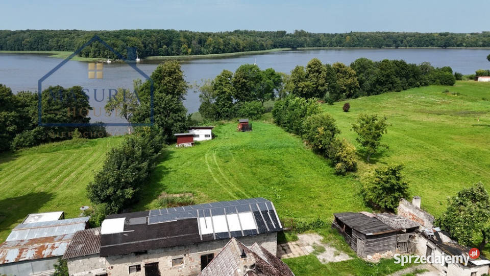 Zabudowana działka z linią brzegową Jezioraka Szałkowo