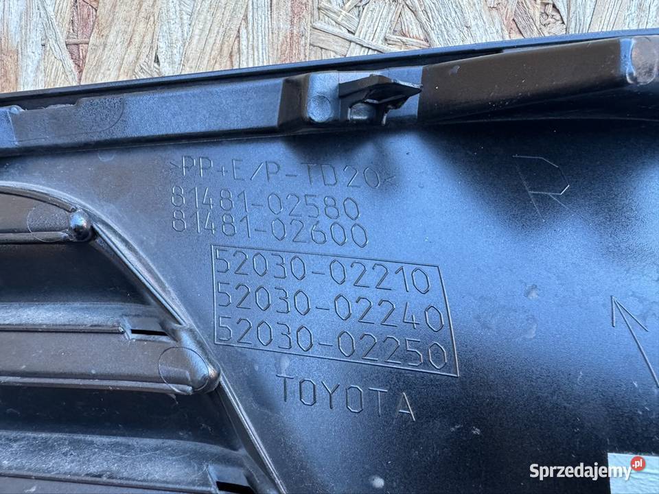 Kratka zderzaka przód prawa rh Toyota Auris II 2 Rok produkcji 2017 Międzychód