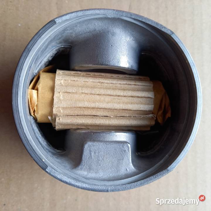 013 63 00 Tłok kplFord D18 Kraków sprzedam