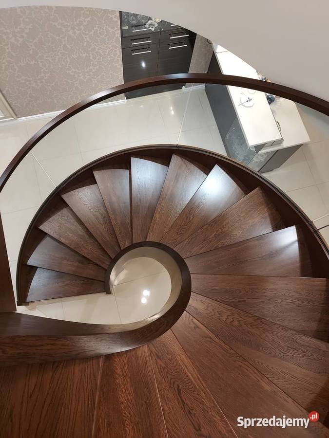 Schody gięte z balustradami szklanymi Tokarnia