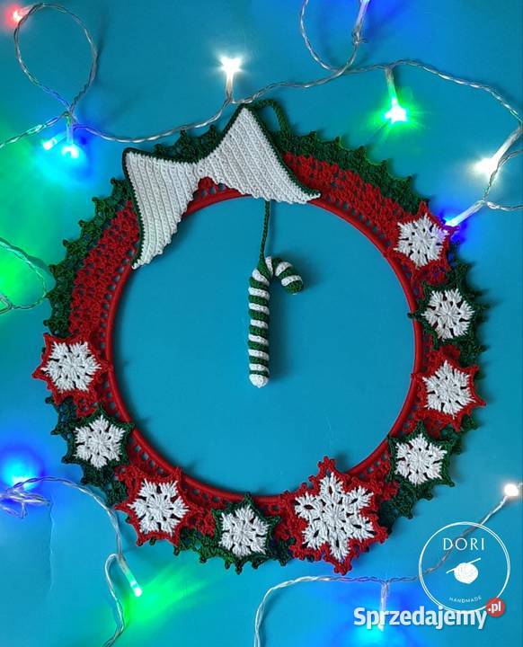 Szydełkowy wianek bożonarodzeniowy