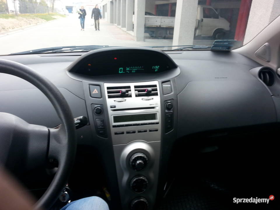 Toyotę Yaris 2007 benz3drzwiowa czerwona Białystok sprzedam