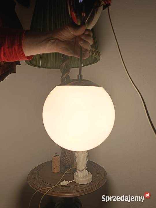 Lampa wisząca z kloszem w kształcie białej kuli Lipno sprzedam