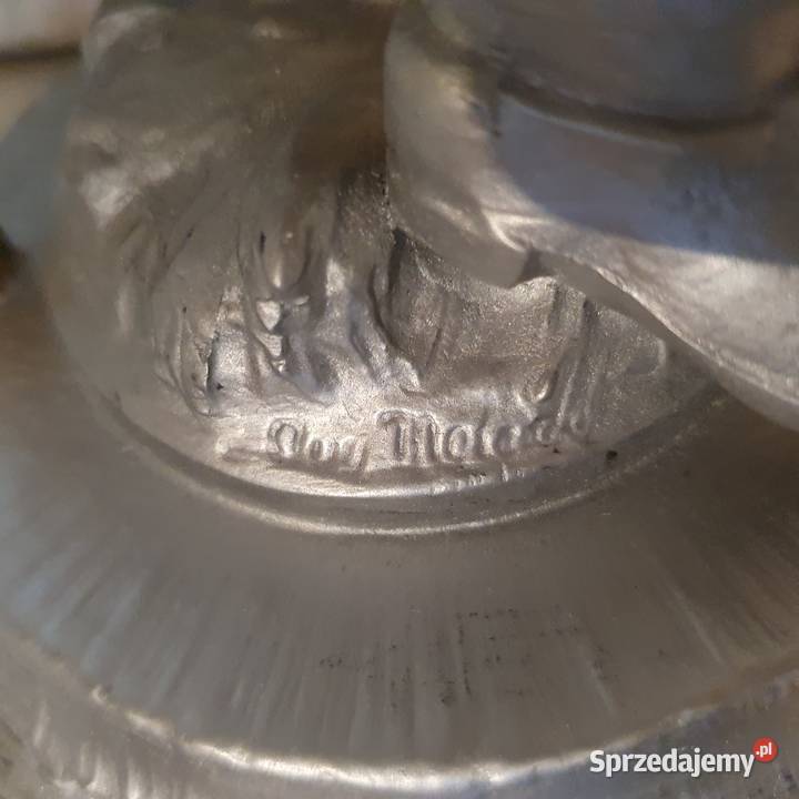 Figuralnasygnowana podstawa do naftowejświecznik Wrocław