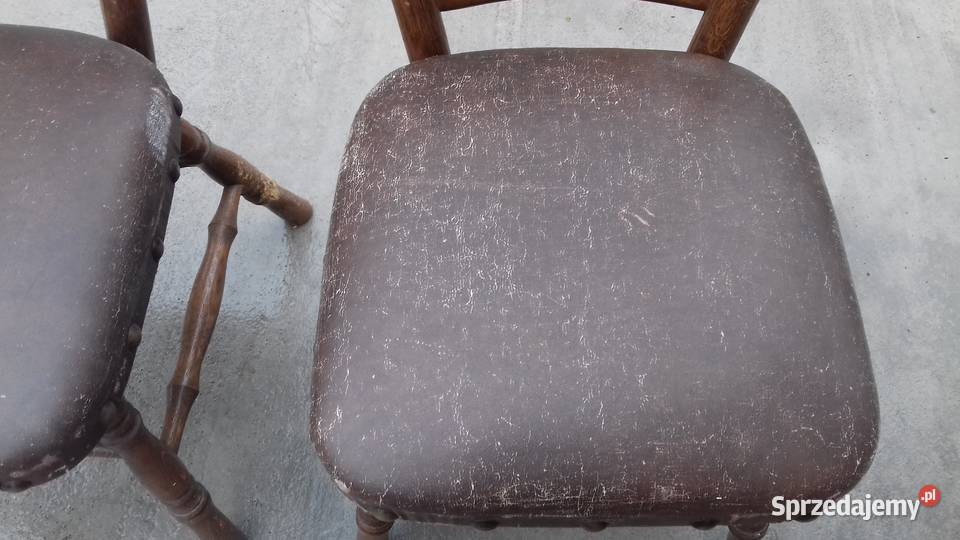 trzy stare krzesła debowe skórzane sidzisko Lubań