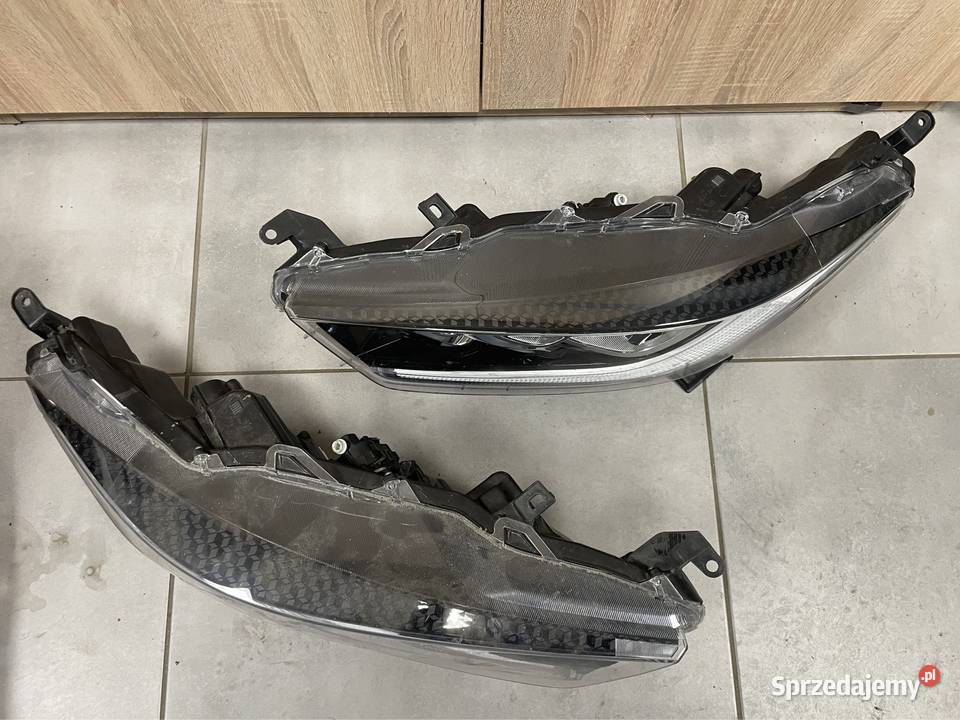 Toyota Yaris IV reflektor przód kpl Led lubelskie Kozubszczyzna sprzedam