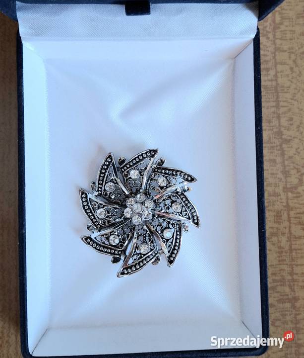 Zabytkowa broszka z kryształkami