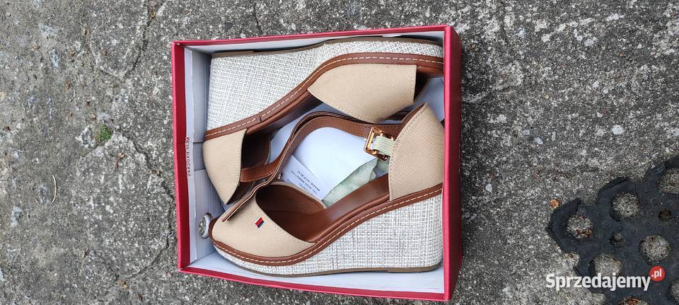 Buty z wolnymi palcami na koturnie beżowe Obuwie Szamotuły